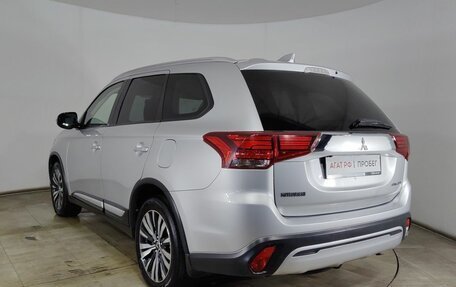 Mitsubishi Outlander III рестайлинг 3, 2019 год, 1 925 000 рублей, 4 фотография