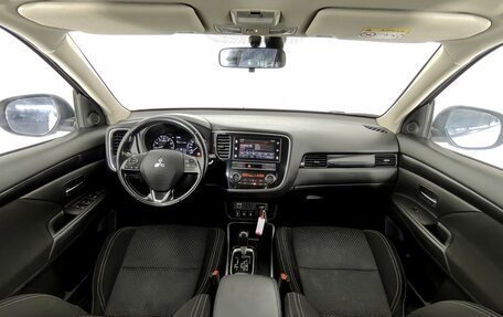 Mitsubishi Outlander III рестайлинг 3, 2019 год, 1 925 000 рублей, 9 фотография
