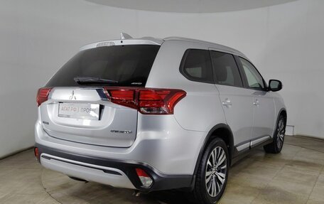 Mitsubishi Outlander III рестайлинг 3, 2019 год, 1 925 000 рублей, 6 фотография