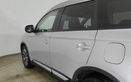 Mitsubishi Outlander III рестайлинг 3, 2019 год, 1 925 000 рублей, 20 фотография