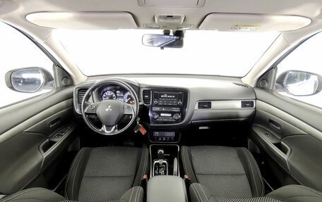 Mitsubishi Outlander III рестайлинг 3, 2017 год, 2 050 000 рублей, 10 фотография