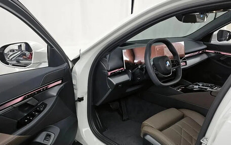 BMW 5 серия, 2025 год, 5 800 000 рублей, 5 фотография
