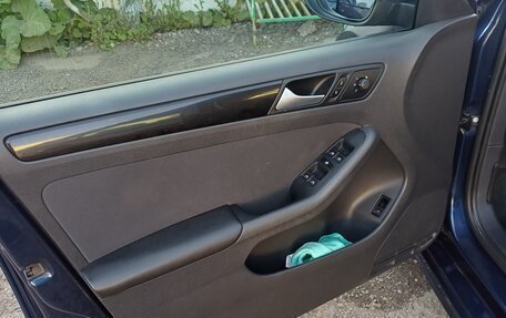 Volkswagen Jetta VI, 2013 год, 1 050 000 рублей, 2 фотография