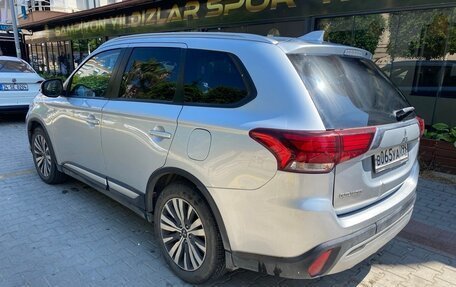 Mitsubishi Outlander III рестайлинг 3, 2021 год, 2 700 000 рублей, 3 фотография