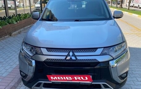 Mitsubishi Outlander III рестайлинг 3, 2021 год, 2 700 000 рублей, 2 фотография