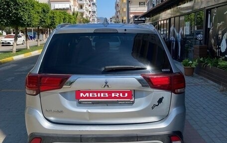 Mitsubishi Outlander III рестайлинг 3, 2021 год, 2 700 000 рублей, 4 фотография