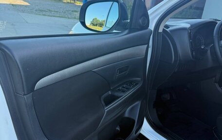 Mitsubishi Outlander III рестайлинг 3, 2013 год, 950 000 рублей, 14 фотография