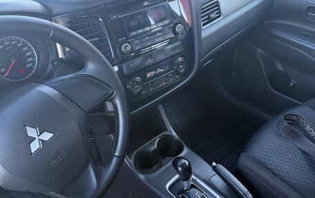Mitsubishi Outlander III рестайлинг 3, 2013 год, 950 000 рублей, 16 фотография