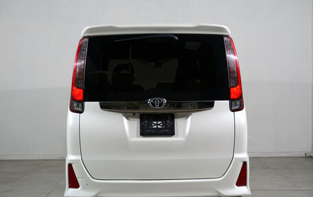 Toyota Noah III, 2016 год, 1 800 000 рублей, 9 фотография