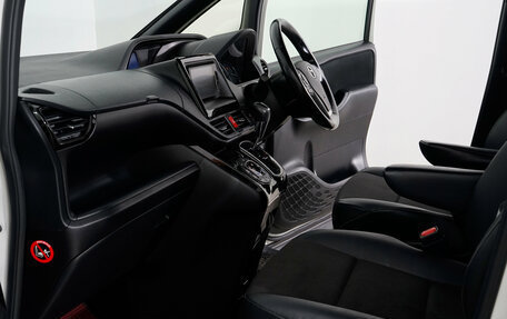 Toyota Noah III, 2016 год, 1 800 000 рублей, 16 фотография
