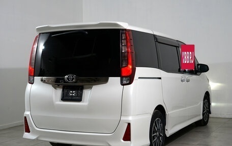Toyota Noah III, 2016 год, 1 800 000 рублей, 10 фотография