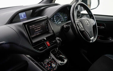 Toyota Noah III, 2016 год, 1 800 000 рублей, 26 фотография
