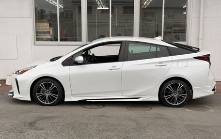 Toyota Prius IV XW50, 2022 год, 2 050 000 рублей, 4 фотография