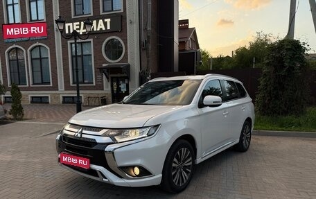 Mitsubishi Outlander III рестайлинг 3, 2022 год, 2 625 000 рублей, 1 фотография