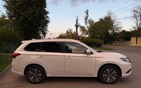 Mitsubishi Outlander III рестайлинг 3, 2022 год, 2 625 000 рублей, 4 фотография
