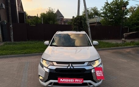 Mitsubishi Outlander III рестайлинг 3, 2022 год, 2 625 000 рублей, 2 фотография