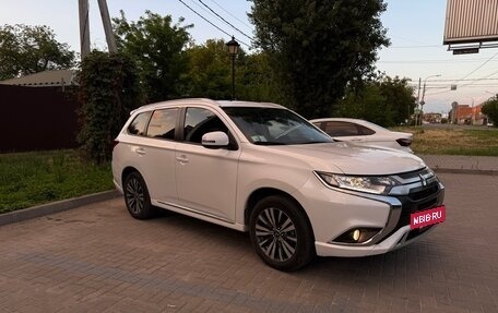 Mitsubishi Outlander III рестайлинг 3, 2022 год, 2 625 000 рублей, 3 фотография