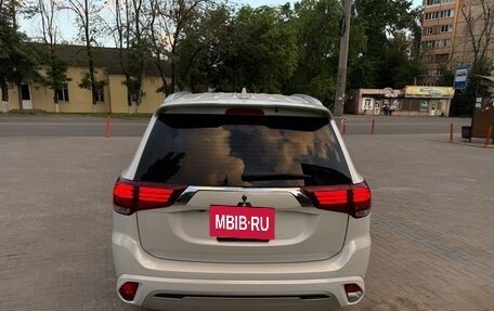 Mitsubishi Outlander III рестайлинг 3, 2022 год, 2 625 000 рублей, 5 фотография