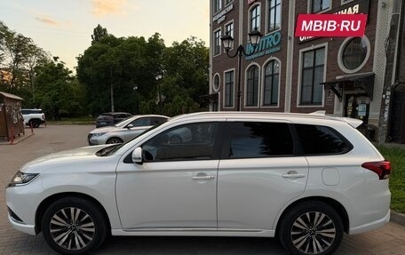Mitsubishi Outlander III рестайлинг 3, 2022 год, 2 625 000 рублей, 6 фотография