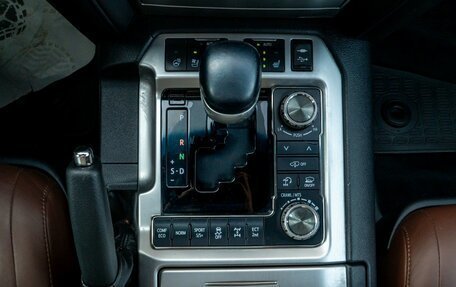 Toyota Land Cruiser 200, 2017 год, 4 849 000 рублей, 18 фотография