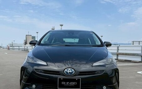 Toyota Prius IV XW50, 2022 год, 1 800 000 рублей, 1 фотография