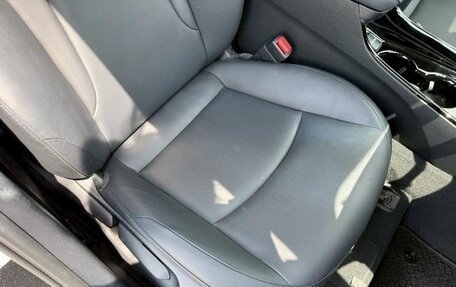 Toyota Prius IV XW50, 2022 год, 1 800 000 рублей, 10 фотография
