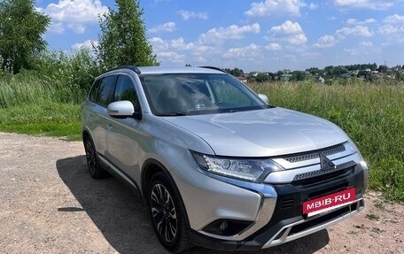 Mitsubishi Outlander III рестайлинг 3, 2021 год, 2 300 000 рублей, 4 фотография