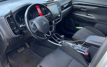 Mitsubishi Outlander III рестайлинг 3, 2021 год, 2 300 000 рублей, 6 фотография