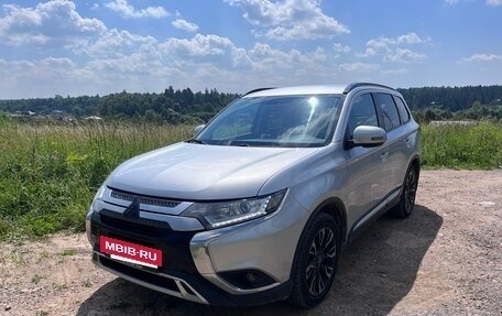 Mitsubishi Outlander III рестайлинг 3, 2021 год, 2 300 000 рублей, 2 фотография