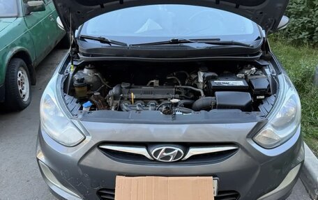Hyundai Solaris II рестайлинг, 2011 год, 1 000 000 рублей, 6 фотография