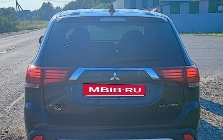 Mitsubishi Outlander III рестайлинг 3, 2019 год, 1 950 000 рублей, 2 фотография