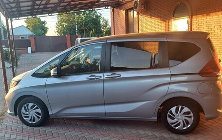 Honda Freed II, 2021 год, 1 930 000 рублей, 3 фотография