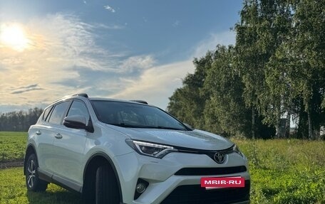 Toyota RAV4, 2017 год, 2 330 000 рублей, 2 фотография