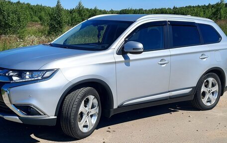 Mitsubishi Outlander III рестайлинг 3, 2018 год, 2 150 000 рублей, 3 фотография