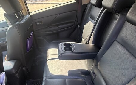 Mitsubishi Outlander III рестайлинг 3, 2013 год, 1 300 000 рублей, 6 фотография