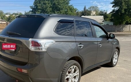 Mitsubishi Outlander III рестайлинг 3, 2013 год, 1 300 000 рублей, 10 фотография