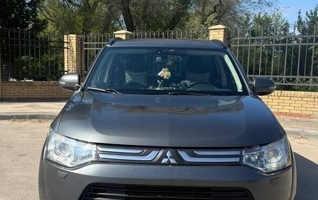 Mitsubishi Outlander III рестайлинг 3, 2013 год, 1 300 000 рублей, 3 фотография