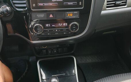 Mitsubishi Outlander III рестайлинг 3, 2018 год, 2 100 000 рублей, 11 фотография