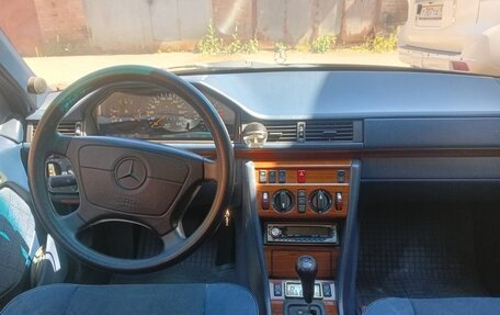 Mercedes-Benz E-Класс, 1994 год, 450 000 рублей, 2 фотография