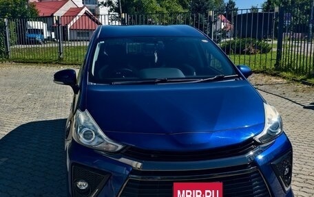 Toyota Prius Alpha I (ZVW40/41), 2015 год, 2 300 000 рублей, 2 фотография