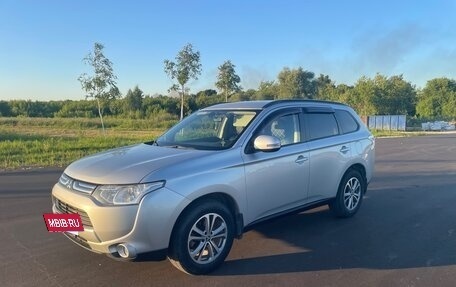Mitsubishi Outlander III рестайлинг 3, 2013 год, 1 300 000 рублей, 3 фотография