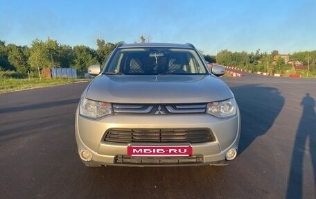 Mitsubishi Outlander III рестайлинг 3, 2013 год, 1 300 000 рублей, 2 фотография