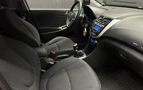Hyundai Solaris II рестайлинг, 2011 год, 650 000 рублей, 23 фотография