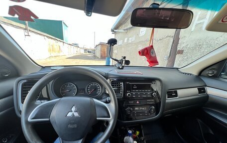 Mitsubishi Outlander III рестайлинг 3, 2014 год, 1 800 000 рублей, 7 фотография