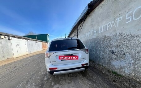 Mitsubishi Outlander III рестайлинг 3, 2014 год, 1 800 000 рублей, 2 фотография