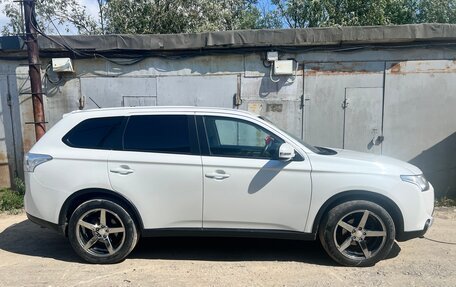 Mitsubishi Outlander III рестайлинг 3, 2014 год, 1 800 000 рублей, 10 фотография