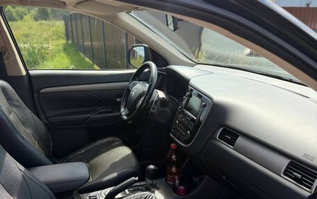 Mitsubishi Outlander III рестайлинг 3, 2014 год, 1 640 000 рублей, 8 фотография