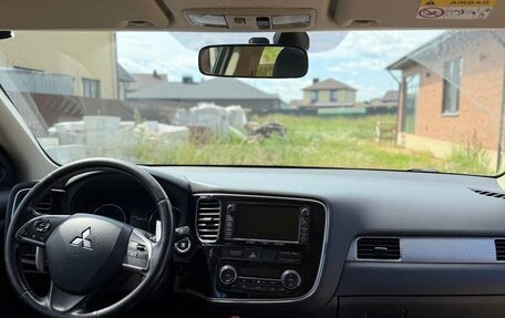 Mitsubishi Outlander III рестайлинг 3, 2014 год, 1 640 000 рублей, 7 фотография