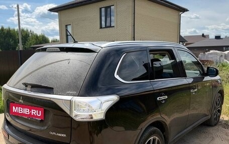 Mitsubishi Outlander III рестайлинг 3, 2014 год, 1 640 000 рублей, 6 фотография