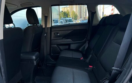Mitsubishi Outlander III рестайлинг 3, 2018 год, 1 898 600 рублей, 10 фотография